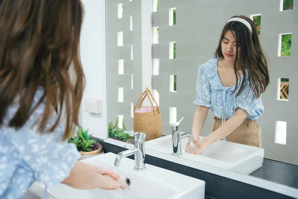 Asiático Viajero Mujer Lavado Mano Lavabo Público Baño —  Fotos de Stock