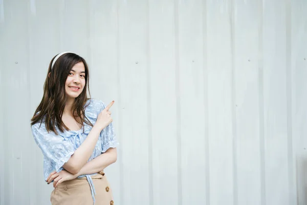 Güzel Asyalı Kadın Boşluğu Işaret Ediyor — Stok fotoğraf