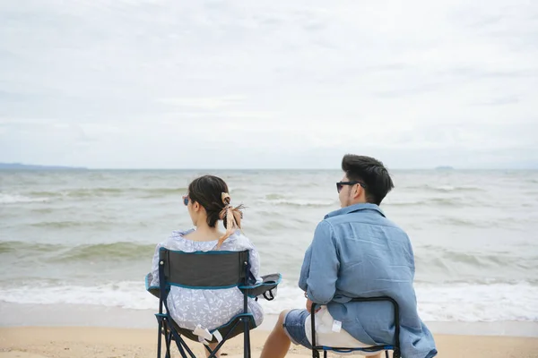 Πίσω Όψη Ασιάτης Ταξιδιώτης Ζευγάρι Κάθεται Μια Καρέκλα Στην Παραλία — Φωτογραφία Αρχείου
