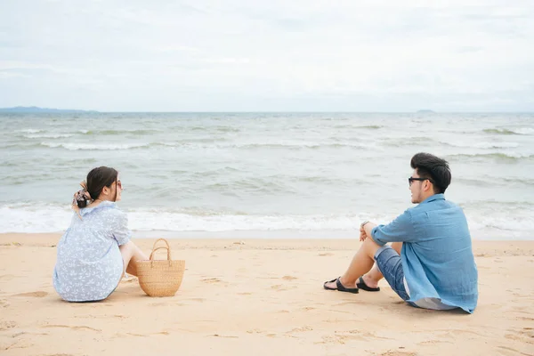 Asiatiska Par Resenären Sitter Tillsammans Sand Vid Havet Tittar Varandra — Stockfoto