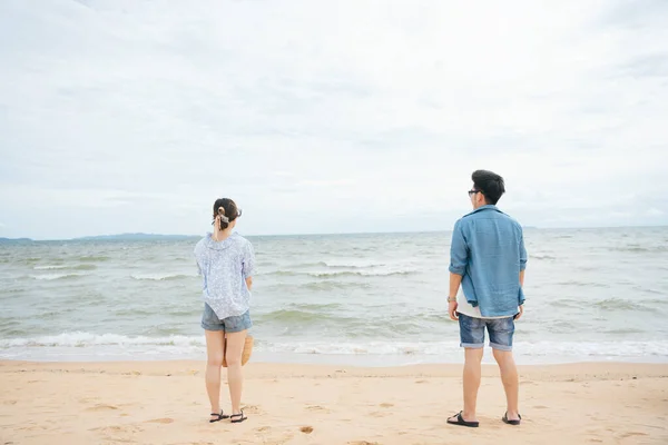 Bakåt Asiatiskt Par Resenär Stående Stranden Tittar Havet Horisontellt — Stockfoto