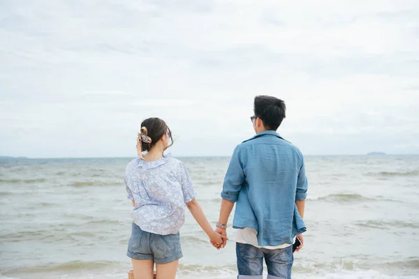 Rückansicht Asiatisches Paar Hält Händchen Strand Sommer — Stockfoto