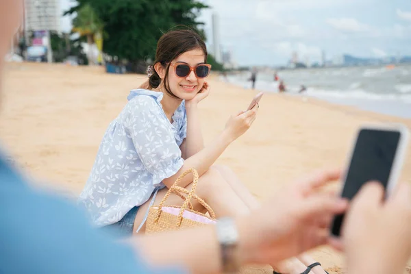 Mulher Asiática Bonita Usando Óculos Sol Usando Smartphone Com Casal — Fotografia de Stock