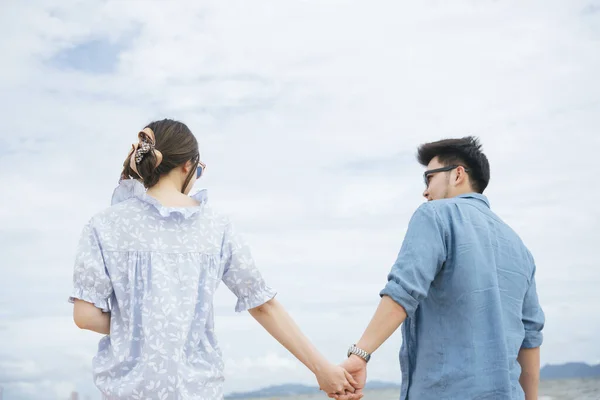 Back View Asian Couple Traveler Holding Hands Beach Summer — Stock Photo, Image