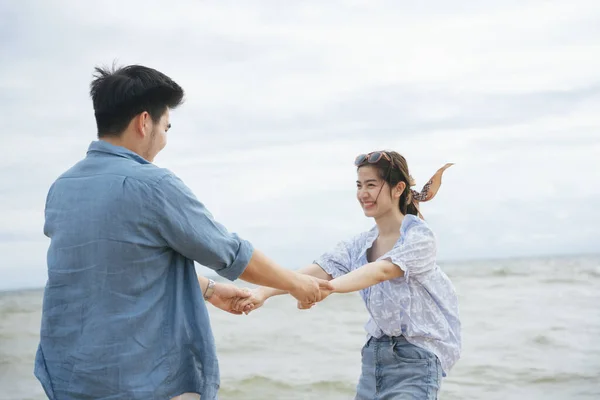 Glad Romantisk Asiatisk Par Resenär Hålla Händerna Dansa Stranden Sommaren — Stockfoto