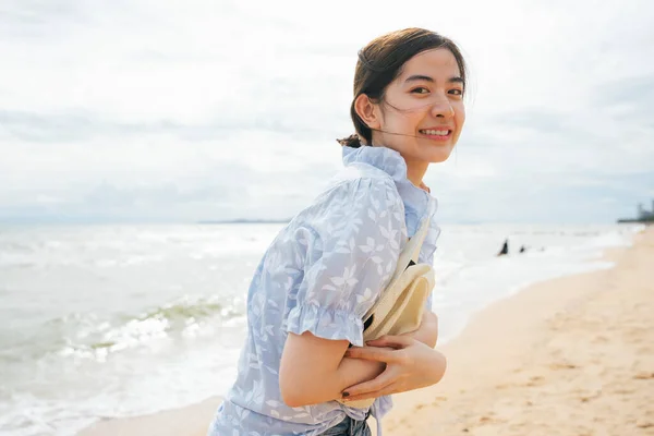 Mode Porträtt Vackra Asiatiska Kvinna Resenär Stranden — Stockfoto