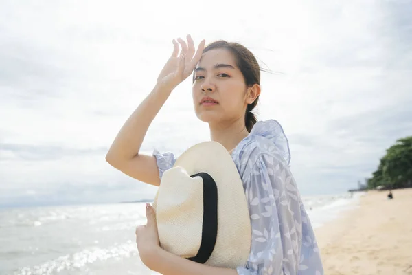 Sahildeki Güzel Asyalı Kadın Gezginin Moda Portresi — Stok fotoğraf