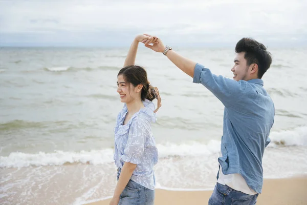 Glada Asiatiska Par Resenär Som Håller Dans Stranden — Stockfoto