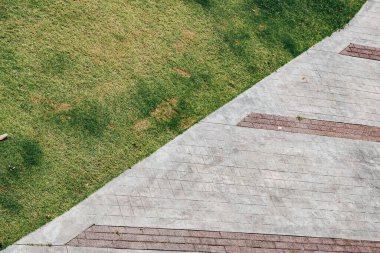 Üst görünüm - parkta soyut arkaplan. Yeşil alan ve kaldırım yürüyüş alanı.