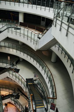 Covid-19 salgını sırasında boş alışveriş merkezinde yürüyen merdiven.. 