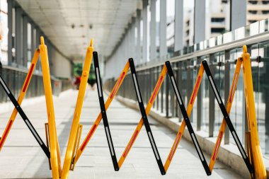Bangkok 'ta üst geçit yolunda siyah ve sarı barikat..