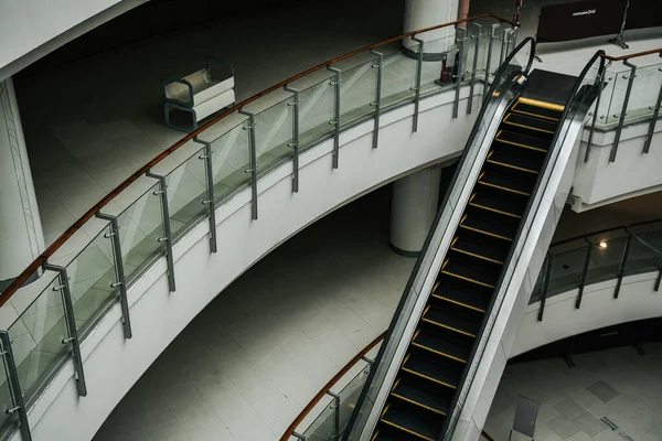 Escalator Dans Centre Commercial Vide Pendant Épidémie Covide — Photo