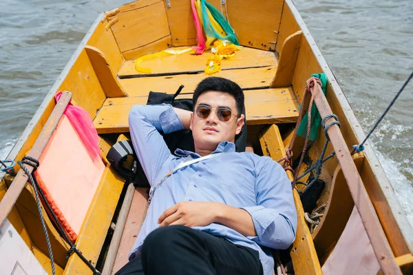 Azji Biznes Człowiek Nosić Okulary Spać Drewnianej Łodzi Bangkoku — Zdjęcie stockowe