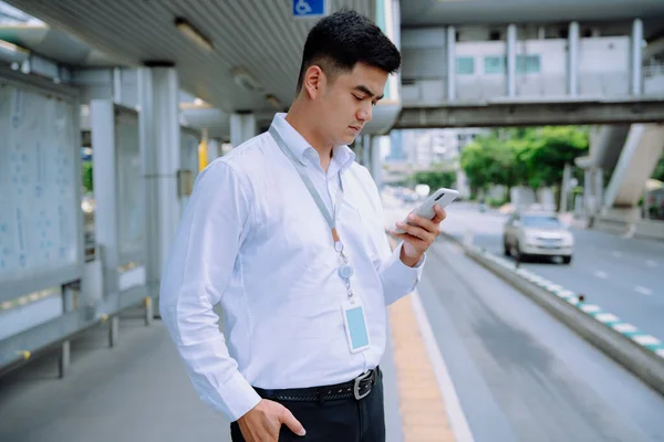 Hombre Negocios Asiático Usando Smartphone Esperando Autobús Acera — Foto de Stock