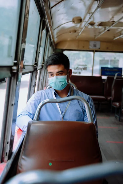 Ασιάτης Επιχειρηματίας Φορούν Μάσκα Ταξιδεύουν Λεωφορείο Μεταφοράς Στην Μπανγκόκ — Φωτογραφία Αρχείου