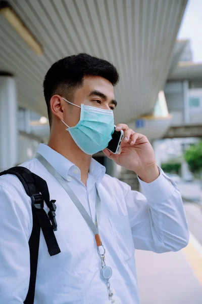 Επιχειρηματίας Φορούν Μάσκα Χρησιμοποιώντας Τηλέφωνο Στη Στάση Του Λεωφορείου Στην — Φωτογραφία Αρχείου