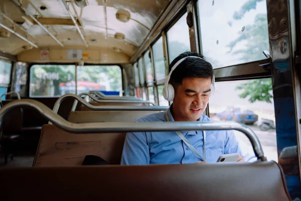Asijský Podnikatel Poslouchat Hudbu Bezdrátovým Sluchátkem Autobuse Bangkoku — Stock fotografie