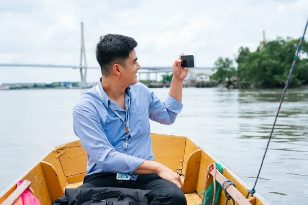 Homem Negócios Asiático Tirar Fotos Com Smartphone Viajar Barco Bangkok — Fotografia de Stock