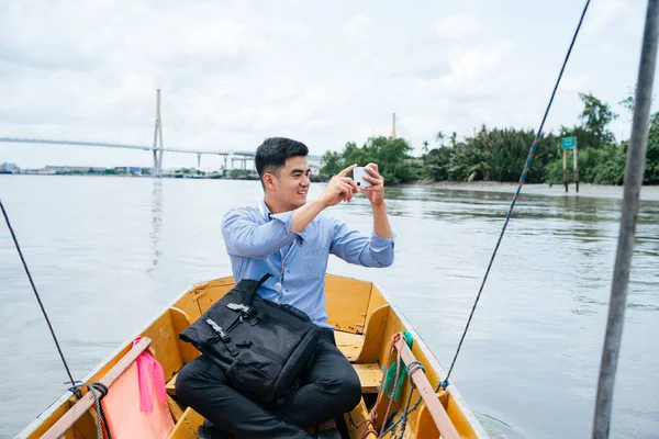 Homem Negócios Asiático Tirar Fotos Com Smartphone Viajar Barco Bangkok — Fotografia de Stock