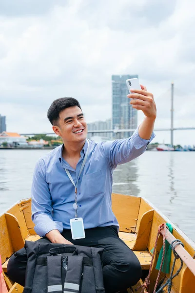 Homem Negócios Asiático Tirar Fotos Com Smartphone Viajar Barco Bangkok — Fotografia de Stock