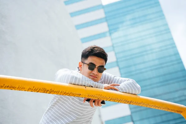 Portrait Von Stilvollen Asiatischen Erwachsenen Mann Tragen Sonnenbrille Der Stadt — Stockfoto