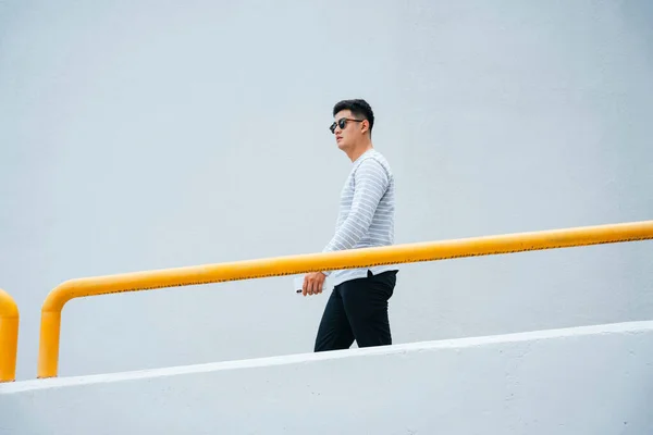 Boční Pohled Portrét Stylového Asijského Dospělého Muže Nosit Sluneční Brýle — Stock fotografie