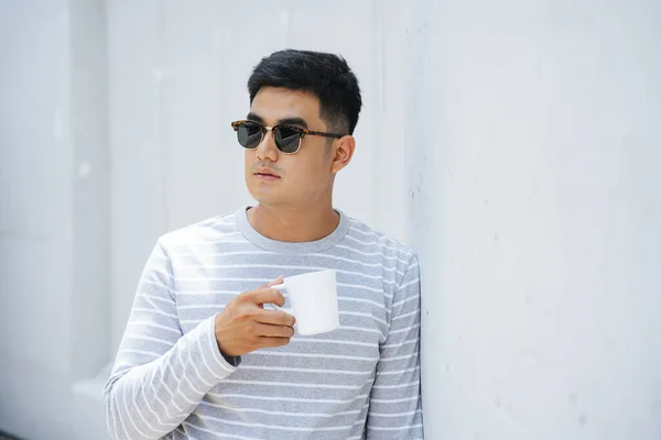 아시아 남자가 선글라스를 커피를 — 스톡 사진
