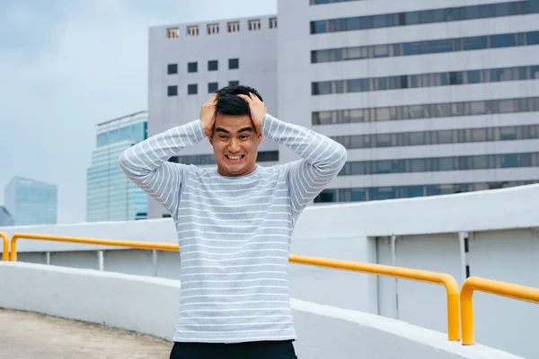 Homme Malheureux Contrarié Serrant Tête Avec Les Mains Souffrant Maux — Photo