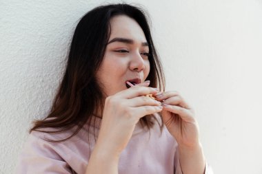 Uzun hait şişman kadın Çikolata ve çilek çubuğunun tadını çıkar.