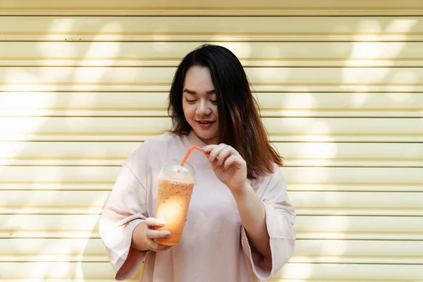 Happy Fat Woman Enjoy Thai Milk Tea Plastic Cup Orange — Stok Foto