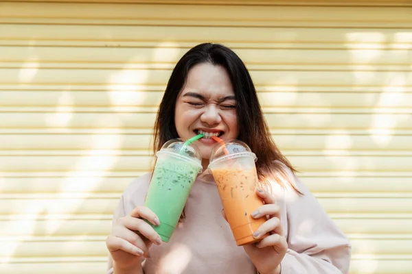 Happy Fat Woman Enjoy Ice Thai Tea Ice Green Tea — Stok Foto