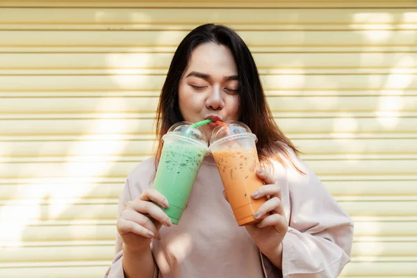 Happy Fat Woman Drink Ice Thai Tea Ice Green Tea — Stok Foto