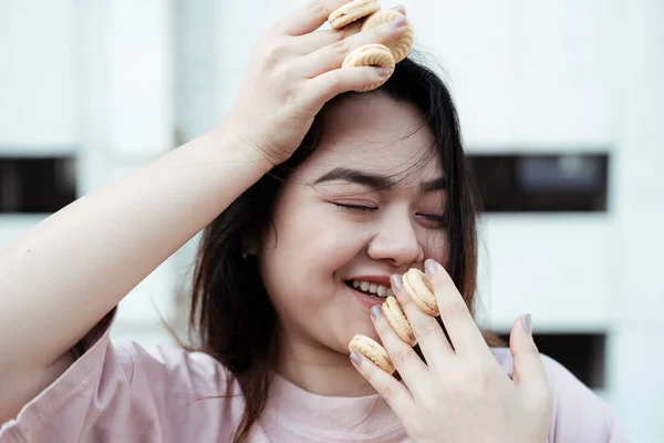 Dekat Ditembak Wanita Gemuk Menikmati Dengan Banyak Biskuit Dengan Selai — Stok Foto