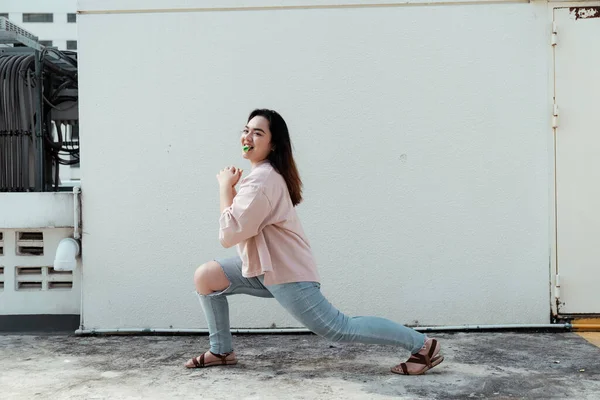 Cabello Largo Mujer Gorda Actuar Como Hacer Yoga Mientras Muerde — Foto de Stock