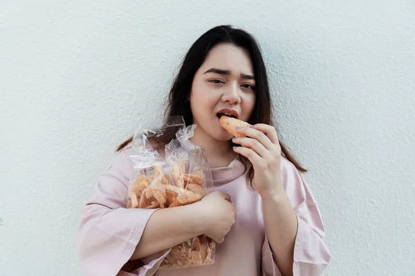 Wanita Gemuk Memegang Kerutan Nasi Lengannya Sambil Makan — Stok Foto