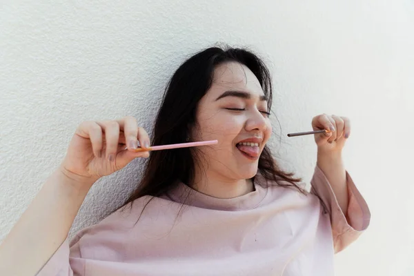 Fet Kvinna Rosa Shirt Kul Med Jordgubbar Och Chokladpinne Händerna — Stockfoto