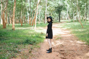 Ormandaki kara cadının ışık sahnesi.