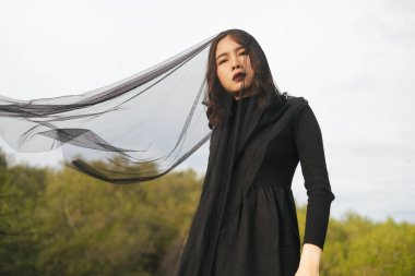 Kara gelin çayırlarda tek başına duruyor, vadisi rüzgarla savruluyor..