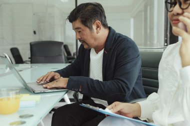 Ofiste dizüstü bilgisayarda çalışan yaşlı iş adamları..