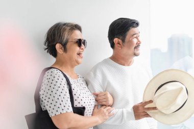 Gezgin, yaşlı, beyaz tişörtlü yaşlı bir çiftin portresi..