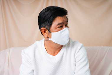 Maske takan yaşlı, havalı bir ihtiyarın moda portresi..