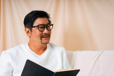 Hipster, yaşlı, gözlüklü, kitap okuyan yaşlı bir adamın portresi..