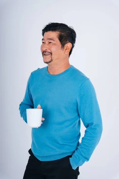白咖啡杯蓝色长袖衬衫老年男子的画像 — 图库照片