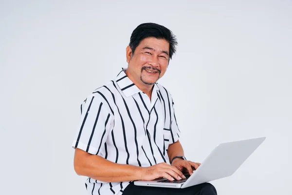 白い背景に隔離されたラップトップコンピュータを使用した白い襟シャツの老人の肖像画 — ストック写真