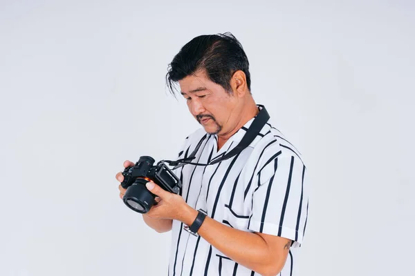 身穿白衬衫的亚裔成人男子 作为照相采集器 背景为白色 相机隔离 — 图库照片