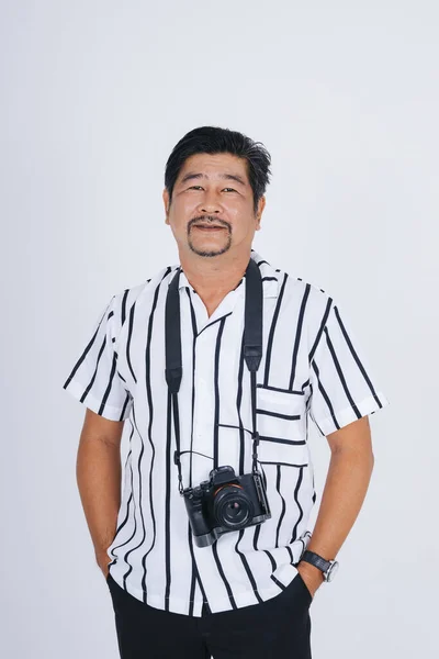 Vuxen Asiatisk Man Vit Skjorta Som Fotograf Med Kamera Isolat — Stockfoto