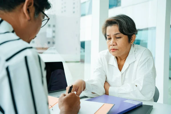 Adulto Asiático Empresário Trabalhando Com Parceiro Juntos Escritório Quarto — Fotografia de Stock