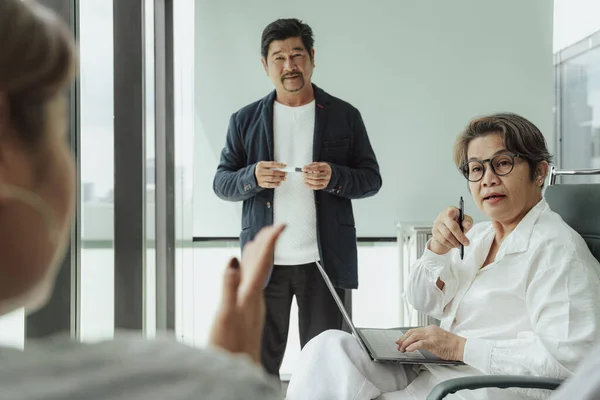 Anciano Mayor Ceo Secretario Haciendo Presentación Sala Reuniones — Foto de Stock