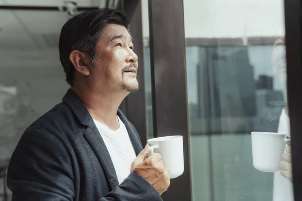 Asiatisch Unternehmer Genießen Tasse Kaffee Die Morgen Büro — Stockfoto