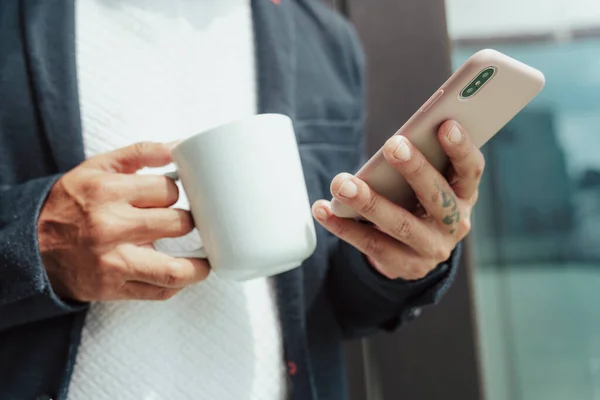 Close Homem Negócios Segurando Xícara Café Smartphone — Fotografia de Stock